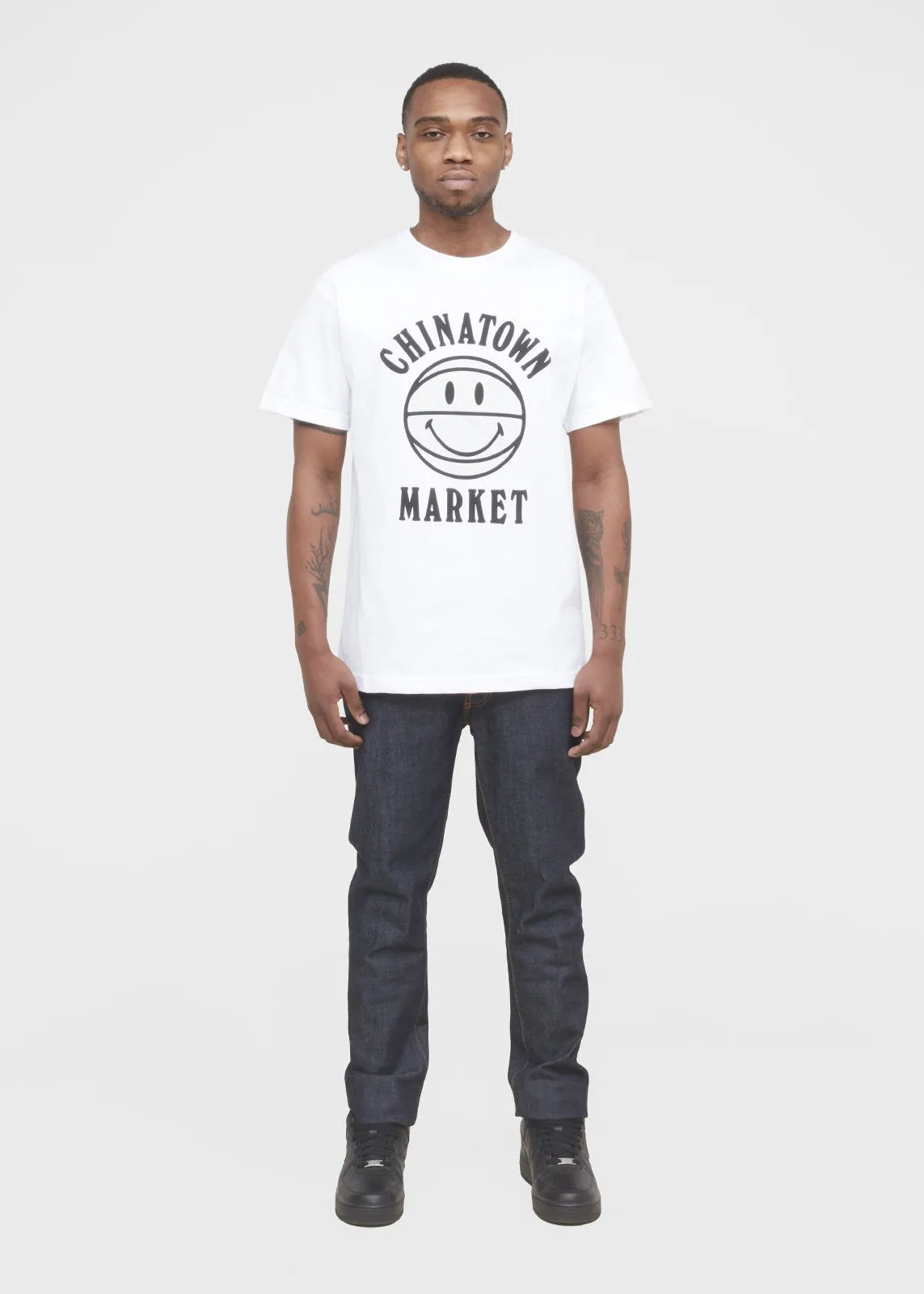 CHINATOWN MARKET: UV SMILEY BBALL TEE [WHITE]