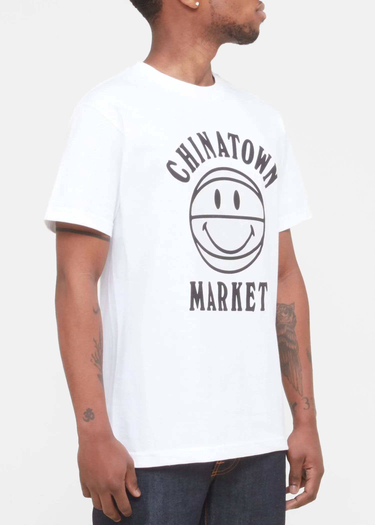 CHINATOWN MARKET: UV SMILEY BBALL TEE [WHITE]